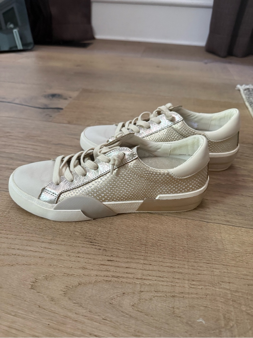 Dolce Vita Zina Sneaker - Champagne Embossed Leather - NEVER WORN - Picture 2 of 4